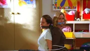 Teya (Anya Migdal, l.) und Eleanor Reynolds (Jessica Walter) werden in der Schule, die ihre Kinder besuchen, von einer Unbekannten an Stühle gefesselt und geknebelt. Teya (Anya Migdal, l.) und Eleanor Reynolds (Jessica Walter) werden in der Schule, die ihre Kinder besuchen, von einer Unbekannten an Stühle gefesselt und geknebelt.