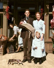 Neuanfang in Amerika: Fidelis Waldvogel (Jonas Nay) mit Ehefrau Eva (Leonie Benesch), ihrem Sohn (Mark Durdevic) und der deutschen Auswanderin Delphine (Aylin Tezel, hinten), die zur Familie geh&ouml;rt.