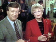 Jessica (Angela Lansbury) ermittelt gemeinsam mit Sheriff Metzger (Ron Masak) in einem Mordfall. Jessica (Angela Lansbury) ermittelt gemeinsam mit Sheriff Metzger (Ron Masak) in einem Mordfall.