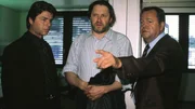 Wolniak (Uwe Fellensiek, l.) und Kehler (Wolfgang Bathke, r.) finden am Ort des Geschehens Spuren, die den Verdacht erh&auml;rten, dass Wolf Schuhmann (Michael Brandner) seine Frau umbringen wollte.