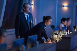 CIA Director Robert Dewey (Tommy Lee Jones) und Heather Lee (Alicia Vikander)