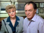 Davids (Peter Donat) Manager ist getötet worden. Nun versucht er, gemeinsam mit Jessica (Angela Lansbury) den Fall aufzuklären. Davids (Peter Donat) Manager ist getötet worden. Nun versucht er, gemeinsam mit Jessica (Angela Lansbury) den Fall aufzuklären.