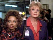 Jessica (Angela Lansbury) bekommt durch eine ihrer Studentinnen, Holly, die Möglichkeit ihr Buch in einem Tonstudio aufzunehmen. Jessica (Angela Lansbury) bekommt durch eine ihrer Studentinnen, Holly, die Möglichkeit ihr Buch in einem Tonstudio aufzunehmen.