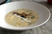 Nena hat kolumbianische K&auml;sesuppe gekocht, f&uuml;r die sie neben K&auml;se noch Zwiebeln, Lauchzwiebeln, Koriander und Yamswurzel braucht.