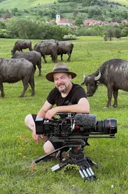 Jan Haft auf einer B&uuml;ffelweide in Rum&auml;nien: Hier werden er und sein Filmteam auf der Suche nach dem europaweit vom Aussterben bedrohten Orangeroten Heufalter schlie&szlig;lich f&uuml;ndig.