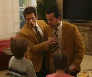 Dennis (Glenn Howerton, l.) und Mac (Rob McElhenney, r.) wollen als Immobilienh&auml;ndler durchstarten und nutzen die altbekannte Masche des guten Immobilienh&auml;ndlers und des b&ouml;sen Immobilienh&auml;ndlers ...