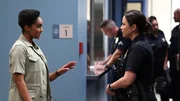 Officer Nyla Harper (Mekia Cox, l.) ermutigt Officer Lucy Chen (Melissa O'Neil, r.), als stellvertretende Vorgesetzte ihren Kollegen Anweisungen zu erteilen.