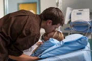 Ty (Graham Wardle) k&uuml;mmert sich liebevoll um Amy (Amber Marshall), die nach einem Unfall im Koma liegt.