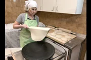 Susanne backt Gakkhu, das traditionelle Fladenbrot Lapplands. Susanne backt Gakkhu, das traditionelle Fladenbrot Lapplands.