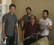 Nachdem Frank (Danny DeVito, 2.v.r.) ein Haus ersteigert hat, wollen er, Charlie (Charlie Day, r.), Dennis (Glenn Howerton, l.) und Mac (Rob McElhenney, hinten) sofort mit dem Renovieren beginnen, aber so einfach wird das nicht ...