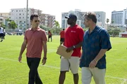 Michael (Jeffrey Donovan, l.) hilft einem Kumpel von Sam (Bruce Campbell, r.). Corey Jensen (Michael B. Jordan) ist Football-Trainer.