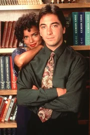 Die beiden Assistenten von Dr. Sloan, Jack (Scott Baio, r.) und Amanda (Victoria Rowell, l.).
