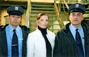 Miriam Overberg (Cornelia Schindler) wird den Insassinnen als neue Gef&auml;ngnisdirektorin in Reutlitz auf der Station B vorgestellt. (li. Jost Pieper, re. Leon Boden)