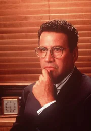 Der meist etwas m&uuml;rrische und launische Verwaltungschef des Krankenhauses, Norman (Michael Tucci).