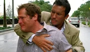 In letzter Sekunde kann Michael (Jeffrey Donovan, r.) Kenny (David Barry Gray) vor einem fahrenden Auto retten.