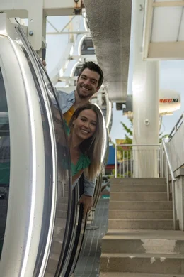Mike (Dan Jeannotte) und Madeline (Jocelyn Hudon)  +++ Die Verwendung des sendungsbezogenen Materials ist nur mit dem Hinweis und Verlinkung auf RTL+ gestattet. +++