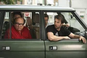 Frank (Danny DeVito, vorne l.), Dennis (Glenn Howerton, 2.v.r.), Mac (Rob McElhenney, r.) und ihre Freunde wollen mit dem Range Rover zum Grand Canyon, aber nichts l&auml;uft nach Plan ...