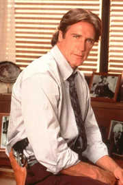 Dr. Mark Sloan arbeitet eng mit seinem Sohn Steve (Barry Van Dyke) zusammen, der Polizist ist.