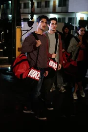 Nach dem stundenlangen Stau steigen die Klasse und der Coach in einem Motel ab, um dort die Nacht zu verbringen. Lydia hat von Anfang an ein schlechtes Gefühl und schon bald soll sich herausstellen, dass sie damit mehr als richtig lag. Nach dem stundenlangen Stau steigen die Klasse und der Coach in einem Motel ab, um dort die Nacht zu verbringen. Lydia hat von Anfang an ein schlechtes Gefühl und schon bald soll sich herausstellen, dass sie damit mehr als richtig lag.