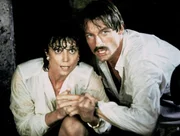 Die Journalistin Tawny (Tricia O'Neil) und Cody (Perry King) sind nur knapp einen Mordanschlag entkommen. Die Journalistin Tawny (Tricia O'Neil) und Cody (Perry King) sind nur knapp einen Mordanschlag entkommen.