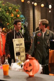 Hoffen, auf der Halloween Party das richtige M&auml;dchen zu treffen: Ted (Josh Radnor, l.) und Barney (Neil Patrick Harris, r.) ...