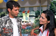 Gino (Luca Zamperoni, l.) flirtet mit Nesrin (Berivan Kaya, r.), die im Schwimmbad Eis verkauft.