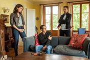 Judith Mohn (Christina Hecke, li.) und Freddy Breyer (Robin Sondermann, re.) befragen den trauernden Witwer Andr&eacute; Collmann (David Rott, Mi.), der sich den Angriff auf sein Zuhause nicht erkl&auml;ren kann.