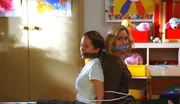 Teya (Anya Migdal, l.) und Eleanor Reynolds (Jessica Walter) werden in der Schule, die ihre Kinder besuchen, von einer Unbekannten an St&uuml;hle gefesselt und geknebelt.