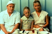 Eva-Lotta (Josefin Arling, Mitte) hat den Ermordeten vor der Villa entdeckt. Als die Polizei sie befragt, stehen ihr Vater (Leif AndrĂ