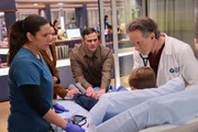Chicago Med Staffel 10 Folge 17 Am Bett des kleinen Herzpatienten: Lorena Diaz als Doris (l.), Steven Weber als Dr. Dean Archer (r.)
