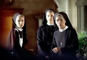 Schwester Felicitas (Karin Gregorek, r.), Schwester Sophie (Anne Weinknecht, M.) und Schwester Agnes (Emanuela von Frankenberg, l.) planen eine Demonstration gegen W&ouml;llers Pl&auml;ne.