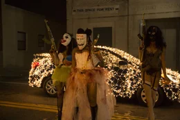 (Brittany Mirabile, l.); (Juani Feliz, M.); (Kimberly Howe, r.)