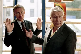 Paul (Peter Weck, r.) und sein Sohn Max (Rainhard Fendrich) k&ouml;nnen es nicht lassen und streiten bei jeder Gelegenheit.
