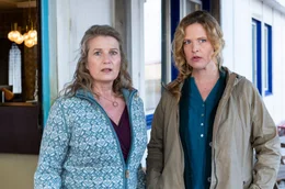 Desiree (Diana Amft, r.) und ihre Mutter Martha (Nina Franoszek) stehen kurz vor der Pleite.