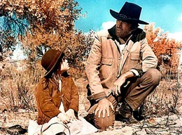 WDR Fernsehen SHOOT OUT - ABRECHNUNG IN GUN HILL (Shoot Out), Spielfilm, USA 1971, am Dienstag (13.08.02) um 22:00 Uhr. Lomax (Gregory Peck) muss sich selbst um die kleine Decky (Dawn Lyn) kYmmern, da er keine Pflegestelle fYr das Kind findet. &copy; WDR, honorarfrei - Verwendung nur im Zusammenhang mit genannter WDR-Sendung und bei Nennung "Bild: WDR" (S2). WDR-Pressestelle/Bildredaktion 0221 220 -2408 oder -4405 Fax -8471
