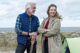 Camping-Kalle (Christoph M. Ohrt) schl&auml;gt sein Zelt bei Desiree (Diana Amft) auf.