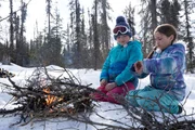 Chloe und Eiley versuchen im Schnee ein Feuer anzubekommen. Das ist gar nicht so leicht, aber überlebenswichtig in der Wildnis. Chloe und Eiley versuchen im Schnee ein Feuer anzubekommen. Das ist gar nicht so leicht, aber überlebenswichtig in der Wildnis.