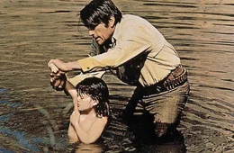 Clay waescht die kleine Decky im Fluss.