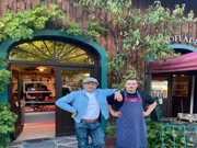 Von links: Max Schmidt und Georg Friedl vor dessen Hofladen.