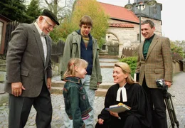 Pfarrerin Anja Schneider (Barbara Rudnik) mit ihrer Tochter Mareile (Nelly Keusch), ihrem Sohn Kai (Marco Bretscher-Coschignano), dem alten Bauern Werner Hofmann (G&uuml;nter Grabbert) und ihrem guten Freund Herbert (Rudolf Kowalski).