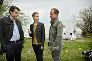Am Tatort angelangt erfahren die Ermittler Hannah Zeiler (Nora Waldstätten, M.) und Micha Oberländer (Matthias Koeberlin, r.) von ihrem Kollegen Thomas Komlatschek (Hary Prinz, l.), dass das Opfer noch lebt und ins Krankenhaus gebracht wird. Ist der Sohn des Opfers aber wirklich dem Krankenwagen gefolgt? Am Tatort angelangt erfahren die Ermittler Hannah Zeiler (Nora Waldstätten, M.) und Micha Oberländer (Matthias Koeberlin, r.) von ihrem Kollegen Thomas Komlatschek (Hary Prinz, l.), dass das Opfer noch lebt und ins Krankenhaus gebracht wird. Ist der Sohn des Opfers aber wirklich dem Krankenwagen gefolgt?