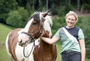 Bei Herscheid im Sauerland liegt der Biohof Nebling-Stamm. Vor sieben Jahren haben Conny (Foto) und ihr Mann Mario den Hof gegründet. Seitdem gestalten die beiden Stück für Stück ihren Bauernhof. Begonnen hat alles mit zwei Schottischen Hochlandrindern, drei Schafen und einem Pferd. Bei Herscheid im Sauerland liegt der Biohof Nebling-Stamm. Vor sieben Jahren haben Conny (Foto) und ihr Mann Mario den Hof gegründet. Seitdem gestalten die beiden Stück für Stück ihren Bauernhof. Begonnen hat alles mit zwei Schottischen Hochlandrindern, drei Schafen und einem Pferd.