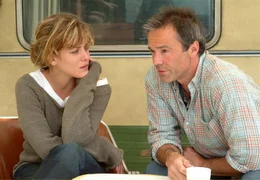 In der Abgeschiedenheit der Pferdeinsel lernen Katja (Muriel Baumeister) und Nils (Hannes Jaenicke) sich besser kennen.