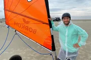Daniel Aßmann probiert das Strandsegeln. Daniel Aßmann probiert das Strandsegeln.