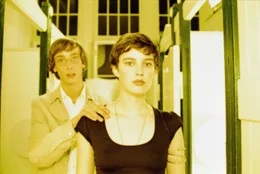 Nachdem ihre T&auml;uschung durchschaut wurde, findet Luka (Jana Straulino, r.) bei Toby (Nicky Kantor, l.) die n&ouml;tige Unterst&uuml;tzung. Sie planen einen allerletzten gro&szlig;en Auftritt ..._Titel: Seventeen - M&auml;dchen sind die besseren Jungs