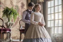 Laurie (Timoth&eacute;e Chalamet, l.) entwickelt nach einer zuf&auml;lligen Begegnung in Paris Gef&uuml;hle f&uuml;r Amy (Florence Pugh, r.).