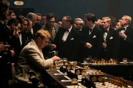Bartok (Oliver Masucci) greift in die Schachpartie von Owen McConnor (Rolf Lassg&aring;rd, vorne) ein.