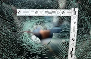 hr-fernsehen AUF DEN SPUREN EINER TÖDLICHEN EIFERSUCHT (2), Crime Time, Eine Dokuserie von Markus Cebulla. Durchschuss durch die PKW-Scheibe. hr-fernsehen AUF DEN SPUREN EINER TÖDLICHEN EIFERSUCHT (2), Crime Time, Eine Dokuserie von Markus Cebulla. Durchschuss durch die PKW-Scheibe.