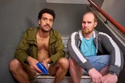 Yannik (Rojan Juan Barani, l.) spricht mit seinem besten Kumpel Sven (Sven Daniel Bühler, r.) über seine Beziehungsprobleme. Yannik (Rojan Juan Barani, l.) spricht mit seinem besten Kumpel Sven (Sven Daniel Bühler, r.) über seine Beziehungsprobleme.