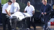 Bei der Explosion in einer Zuckerraffinerie finden die Ermittler den toten Eduardo Santos. Da die Leiche Eduardos quasi eine Zuckerglasur aufweist, kann sein Tod f&uuml;r Horatio (David Caruso, r.) nicht mit rechten Dingen vonstatten gegangen sein.